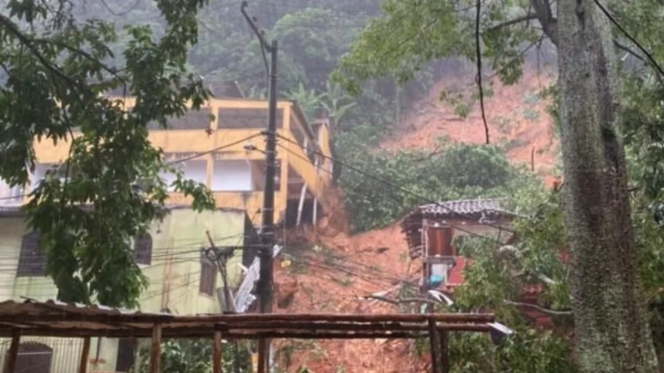 Temporal causa mortes no RJ; 13 estão desaparecidos em Angra; veja vídeos