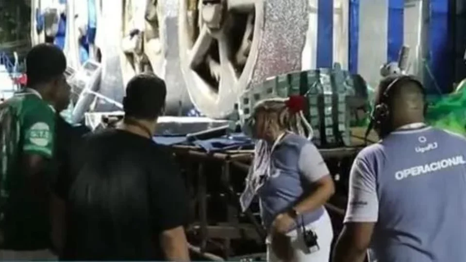 Tragédia: adolescente tem perna amputada após ser amassada por carro alegórico￼