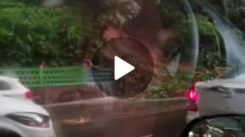 CHUVA: deslizamento de barranco invade avenida