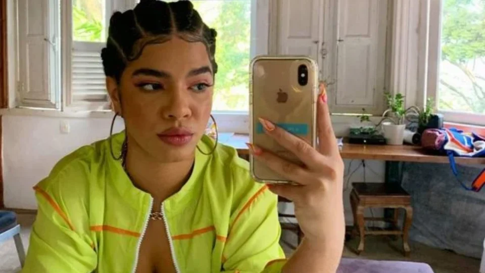 Ex-BBB Maria é furtada ao chegar na Sapucaí; veja vídeo