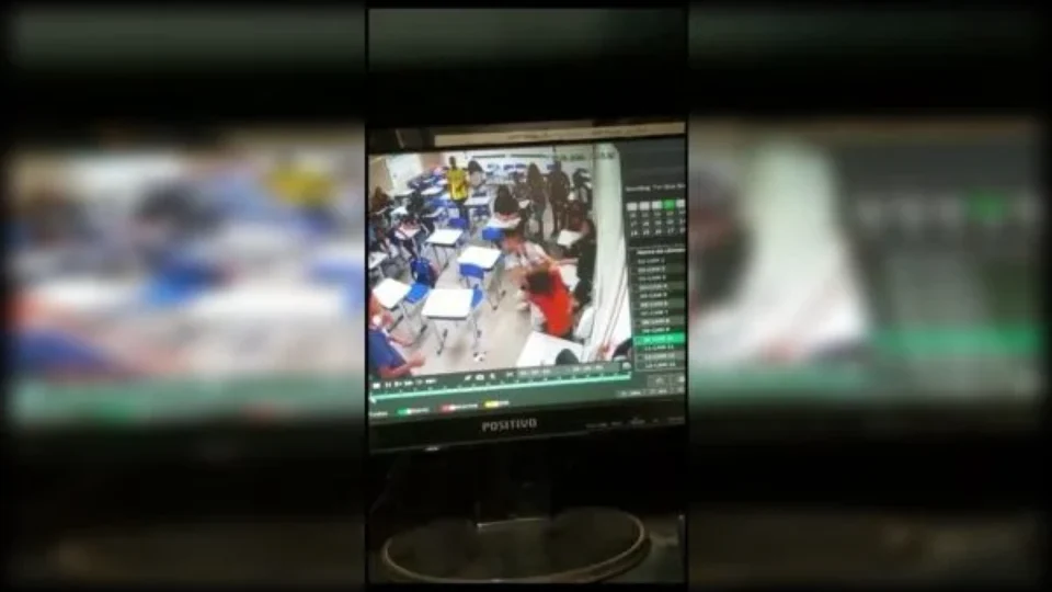 VEJA VÍDEO: Aluno bate em menina dentro de sala de aula