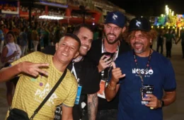 Ex-mendigo posa para foto com fãs e famosos no camarote da Sapucaí