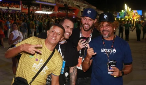 Ex-mendigo posa para foto com fãs e famosos no camarote da Sapucaí