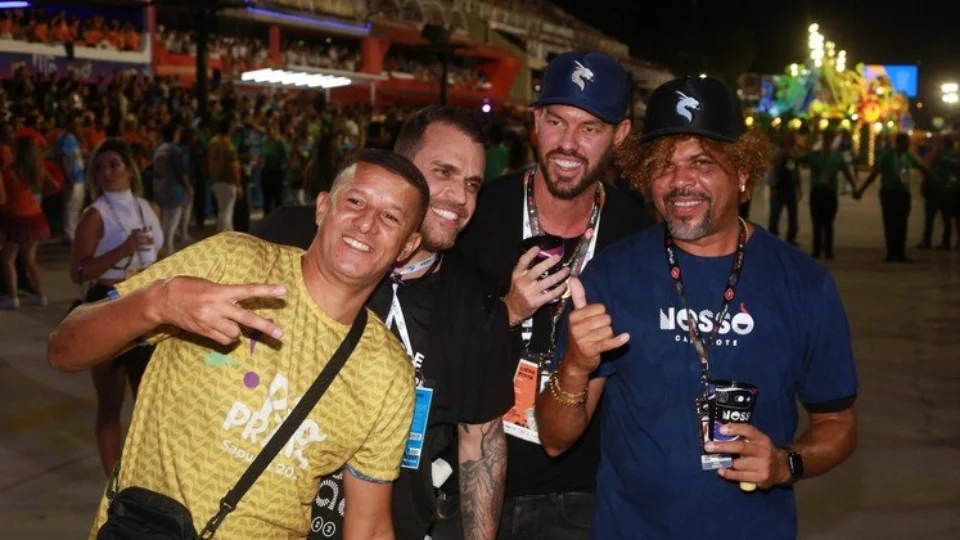 Ex-mendigo posa para foto com fãs e famosos no camarote da Sapucaí