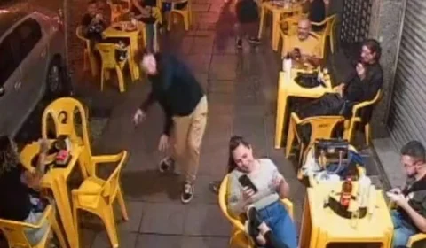 Veja vídeo: homem é atacado por barata em bar e reação viraliza nas redes sociais