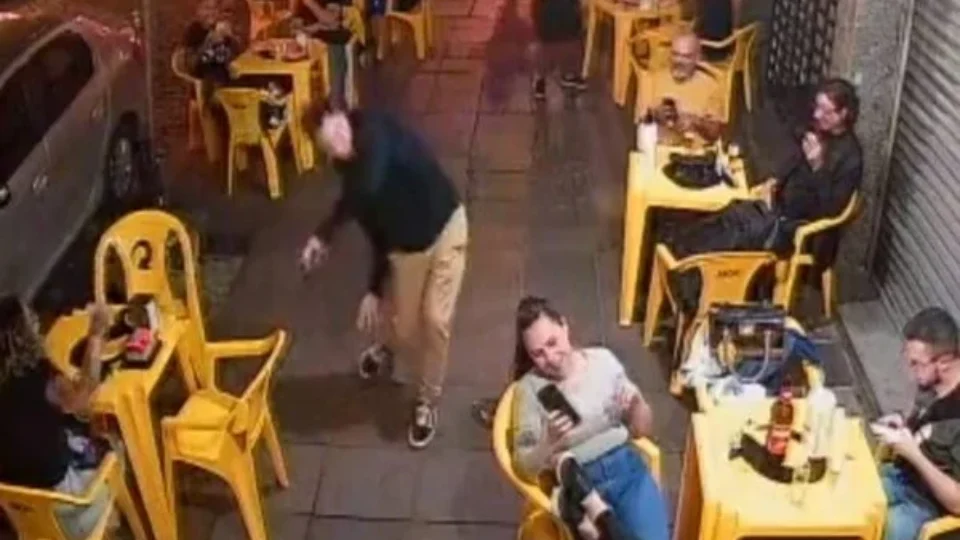 Veja vídeo: homem é atacado por barata em bar e reação viraliza nas redes sociais