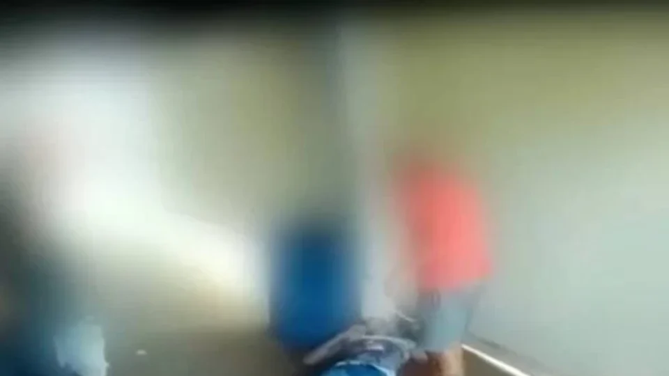 Homem é assassinado a facadas em distribuidora; veja momento