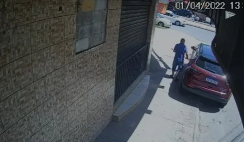 VEJA VÍDEO: Idoso é preso por arranhar carros de luxo na rua