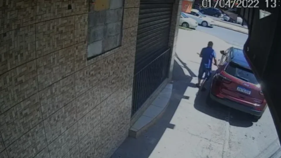 VEJA VÍDEO: Idoso é preso por arranhar carros de luxo na rua