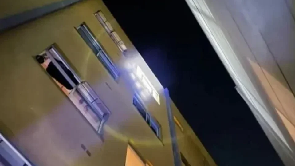 Tragédia: criança morre ao cair de 4° andar de apartamento