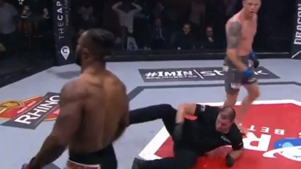 Veja árbitro ao tentar separar lutadores de MMA e é nocauteado em evento