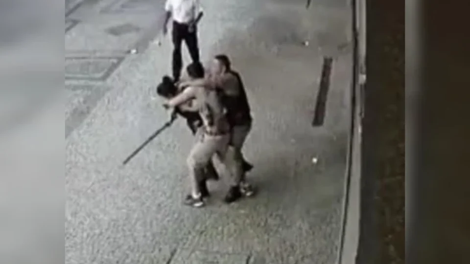 Câmeras flagram lutador de jiu-jitsu agredindo PMs; veja vídeo