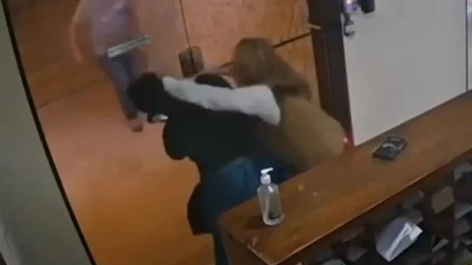 Moradora de prédio de luxo ofende e agride cozinheira: “Negra esquisita”; veja vídeo