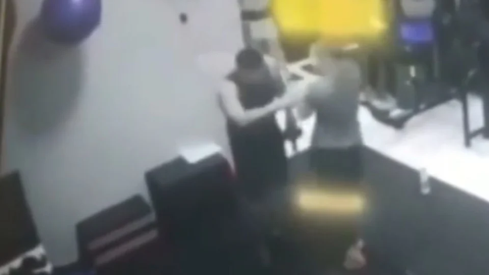 VEJA VÍDEO: Mulher esbarra em homem e leva mordida em academia