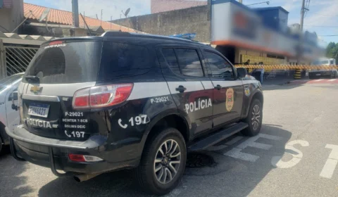 Assaltantes fortemente armados causam terror em supermercado; veja vídeo