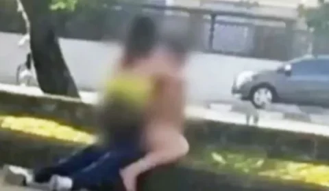 População xinga casal fazendo sexo em público