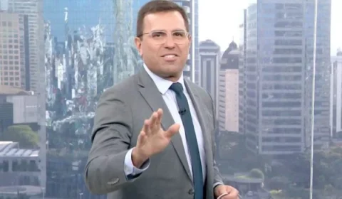 Apresentador rasga calça, quase mostra demais e diverte web