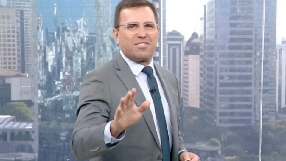 Apresentador rasga calça, quase mostra demais e diverte web