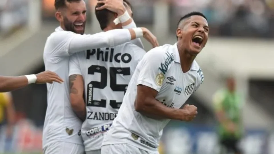 Santos vence o América-MG em casa e assume liderança do Brasileirão