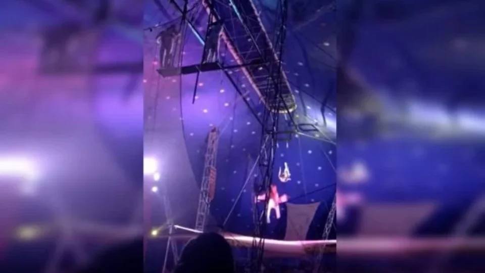 VEJA VÍDEO: Trapezista cai de uma altura de 3 metros em circo