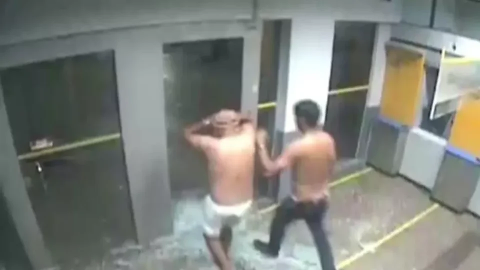 Reféns são obrigados a entrar em banco durante assalto e vídeo registra explosão
