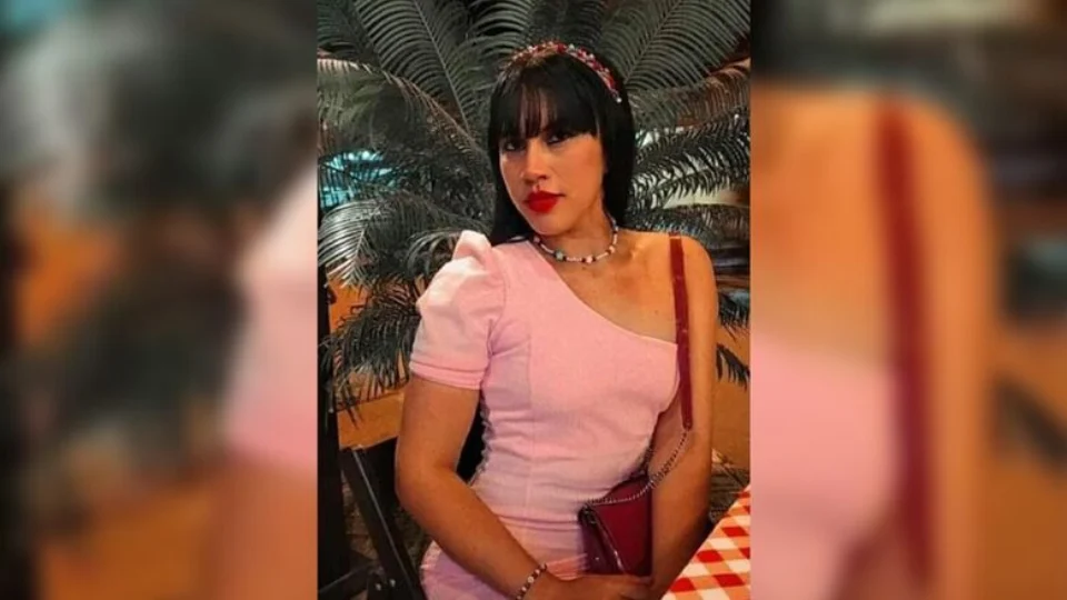 Mulher é atacada a golpes de faca dentro de casa