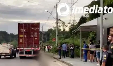 Imagens fortes: mulher morre ao ser arrastada por carreta em avenida de Manaus