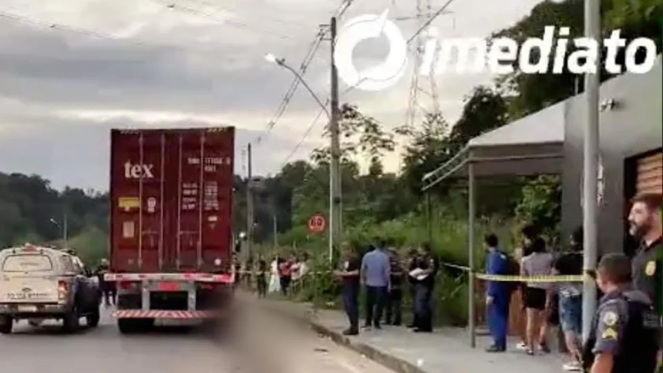 Imagens fortes: mulher morre ao ser arrastada por carreta em avenida de Manaus