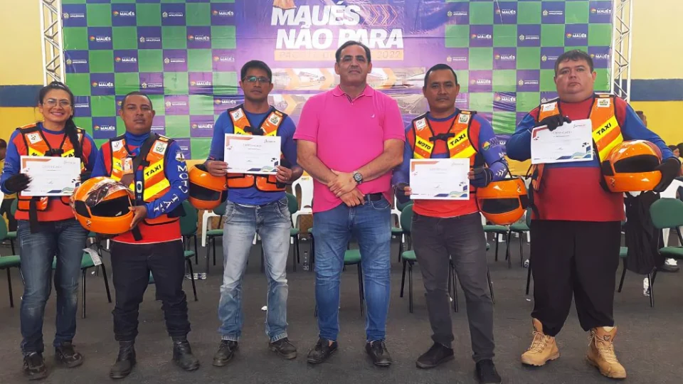 Wilson Lima entrega 150 kits de segurança para mototaxistas do AM