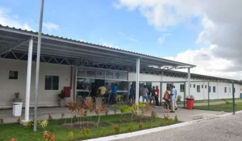 Homem é esfaqueado no pescoço após discussão