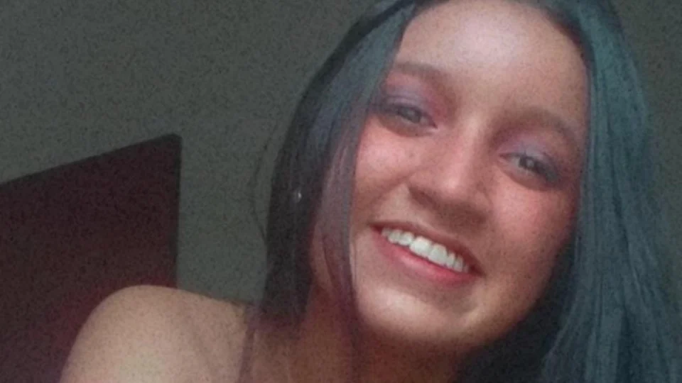 ‘Minha filha foi morta cruelmente, queremos justiça’, diz mãe de jovem prensada por ônibus