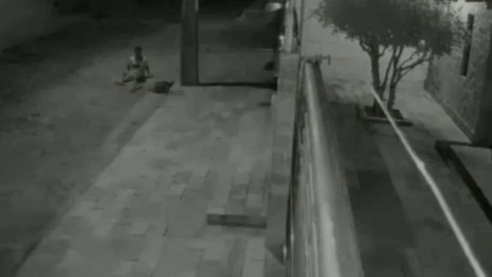 VEJA VÍDEO: homem leva choque e cai de poste ao tentar furtar fios