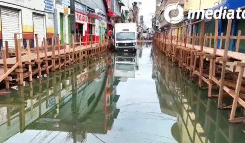 Cheia prejudica comerciantes no Centro de Manaus