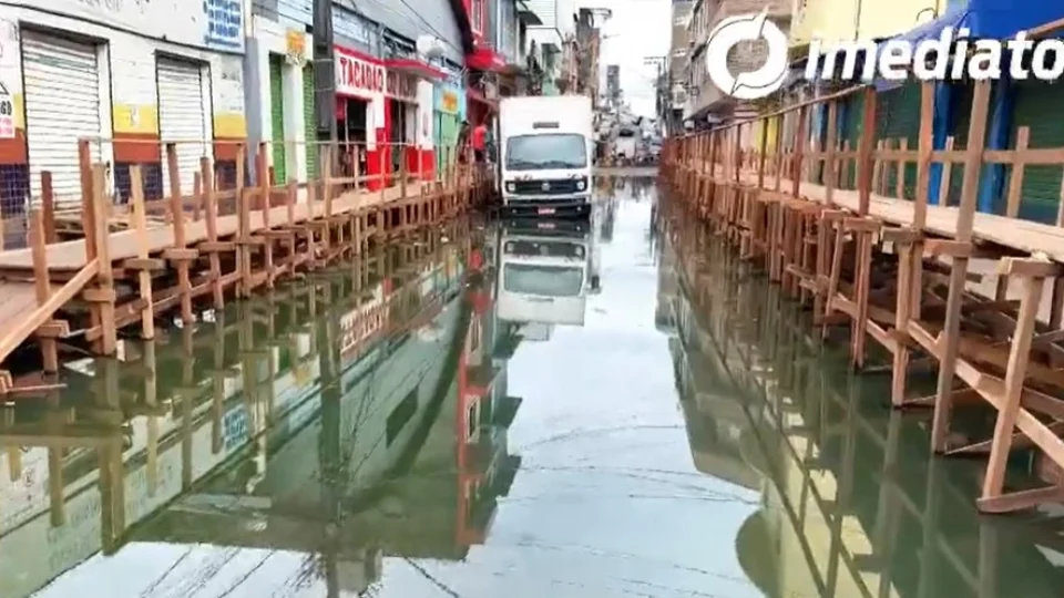 Cheia prejudica comerciantes no Centro de Manaus