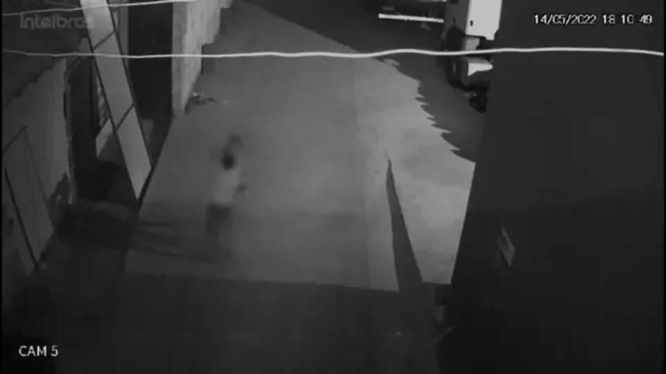 VEJA VÍDEO: mulher luta com colega de trabalho armado para escapar de estupro