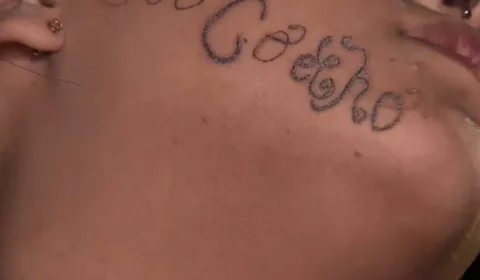 Mãe registra BO após encontrar filha com tatuagem no rosto