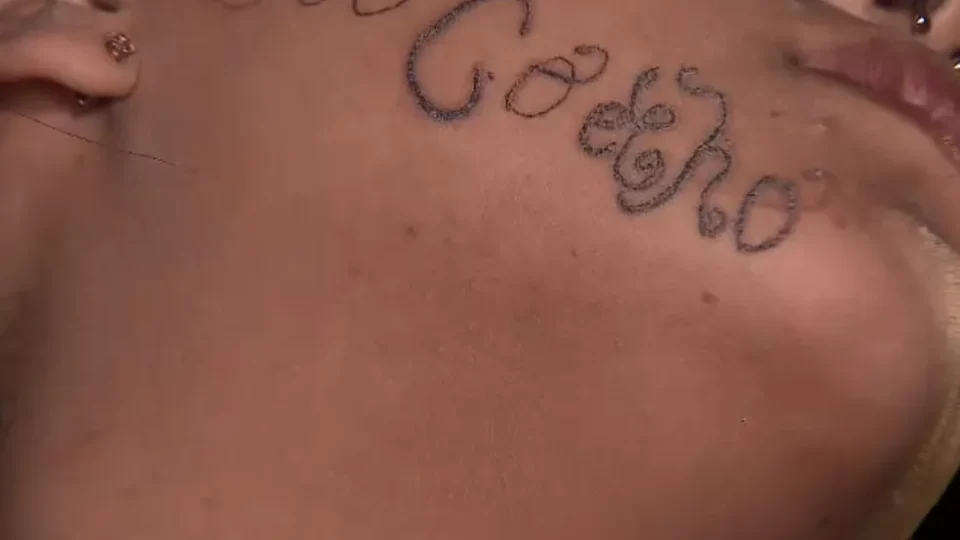 Mãe registra BO após encontrar filha com tatuagem no rosto