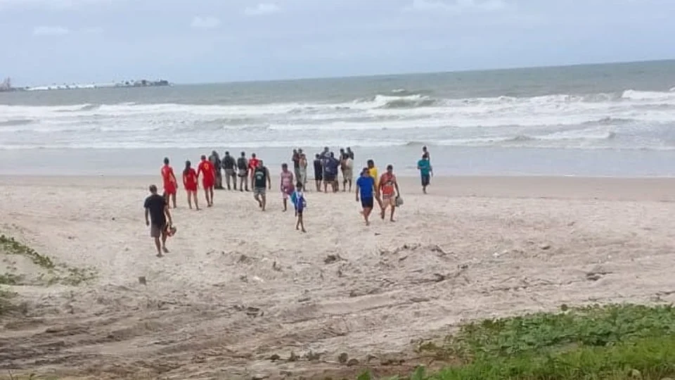 Corpo sem braços é achado em praia e será identificado através de DNA