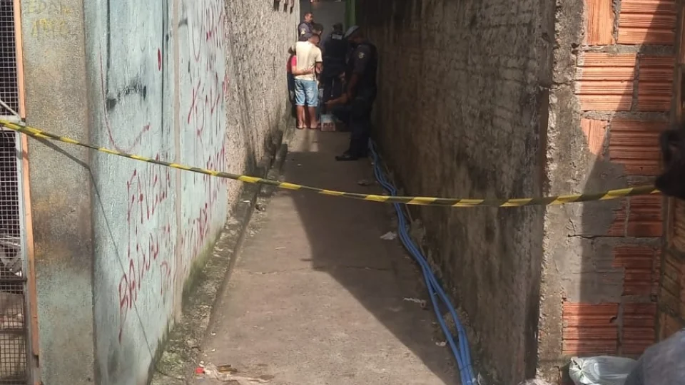 Homem morre e o outro agoniza em beco no Japiim