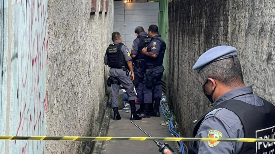 Homem que foi baleado em beco do Japiim morre em hospital