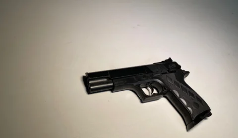 Adolescentes são apreendidos com simulacro de arma de fogo e moto roubada na zona Leste