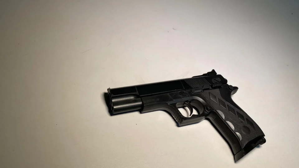 Adolescentes são apreendidos com simulacro de arma de fogo e moto roubada na zona Leste