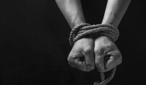 Facção criminosa invade casa e sequestra jovem