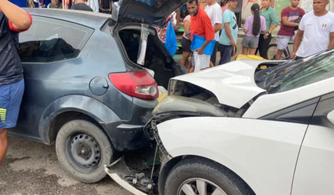 Criminosos roubam carro e causam acidente de trânsito com vítimas durante fuga