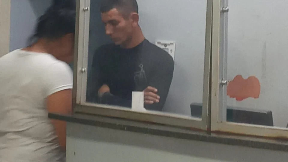 Casal assalta ônibus, mas acaba agredido por populares e preso pela polícia