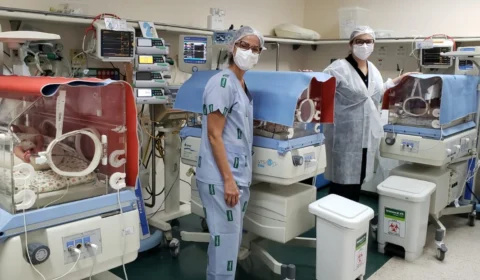 Trigêmeos nascidos de barriga solidária se recuperam bem em UTI de Manaus