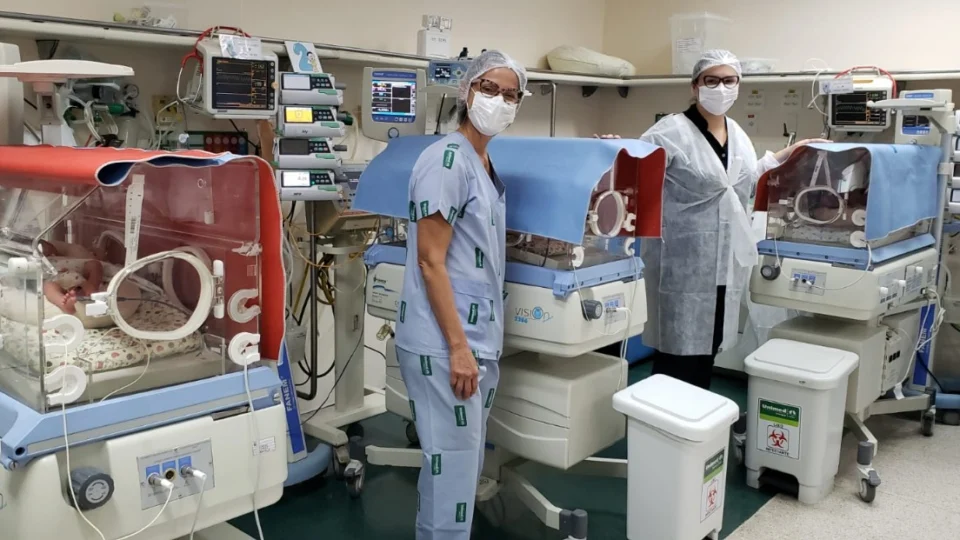 Trigêmeos nascidos de barriga solidária se recuperam bem em UTI de Manaus