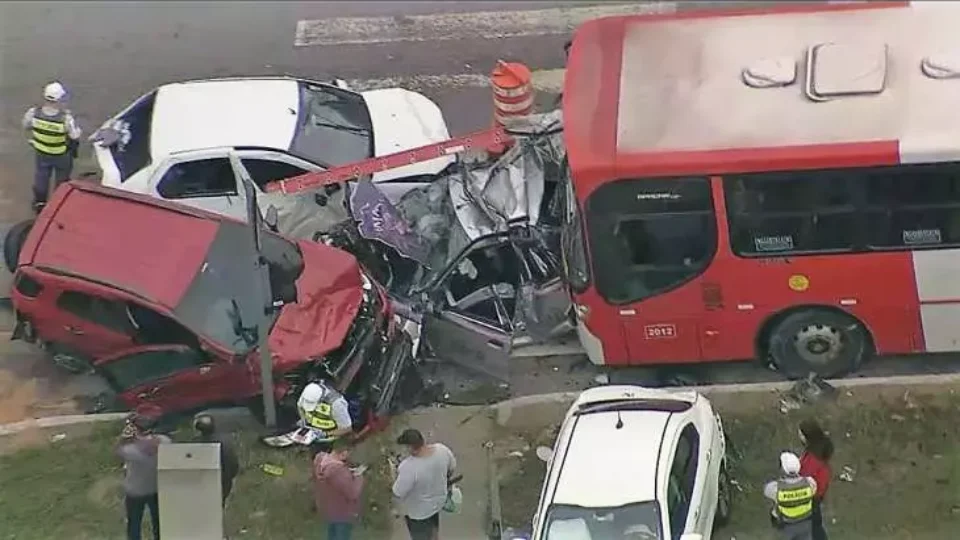 Veículo fica completamente esmagado em acidente com ônibus e mais 4 carros