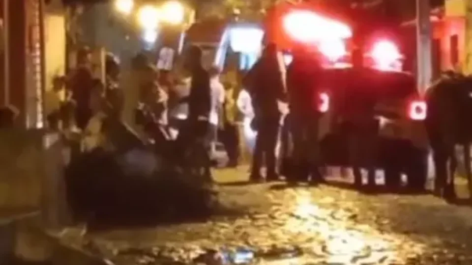 Adolescente esfaqueia ‘amigo’ durante noite em praça