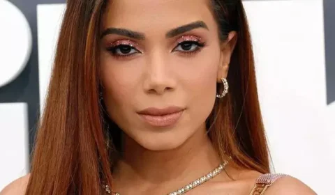 Anitta ganha presente inusitado e diz para fã: ‘Vou enfiar ele no teu c*’; VEJA VÍDEO